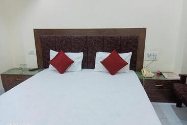 هتل Ambassador Inn