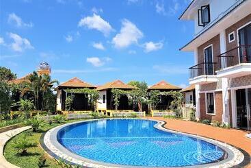 Hung Vuong Resort