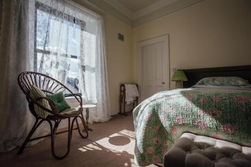 تختخواب و صبحانه Tom Blake House