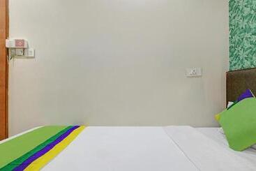 Collection O Hotel Johri Residency