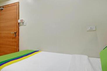 Collection O Hotel Johri Residency