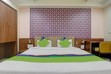 Collection O Hotel Johri Residency