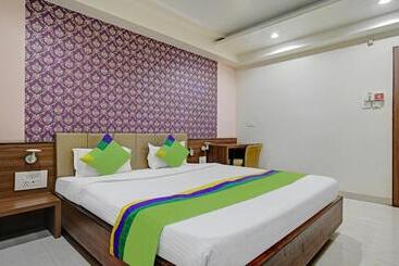 Collection O Hotel Johri Residency