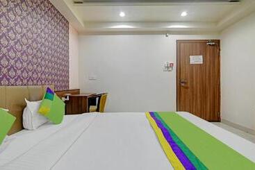Collection O Hotel Johri Residency