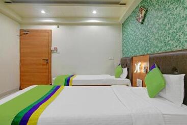 Collection O Hotel Johri Residency
