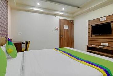 Collection O Hotel Johri Residency