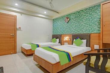 Collection O Hotel Johri Residency