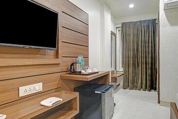 Collection O Hotel Johri Residency