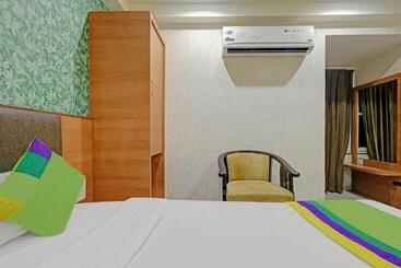 Collection O Hotel Johri Residency