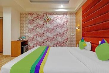 Collection O Hotel Johri Residency
