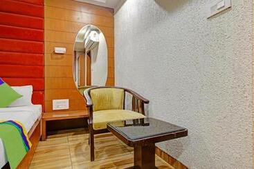 Collection O Hotel Johri Residency