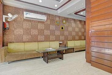 Collection O Hotel Johri Residency