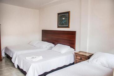 هتل Los Portales Inn