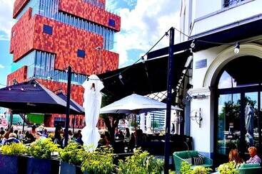 هتل U Eat & Sleep Antwerp