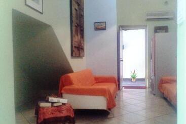 تختخواب و صبحانه Room In Bb   Bb Sciddicu Rooms, Lg