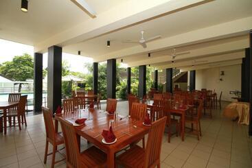 Garden Beach Hotel Kalutara