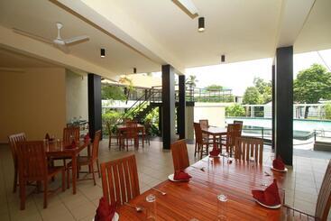 Garden Beach Hotel Kalutara