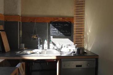 La Maison Rouge Backpacker Hostel