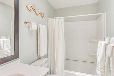 Bright North Myrtle Beach Home: Walk To Ocean!