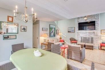 Bright North Myrtle Beach Home: Walk To Ocean!