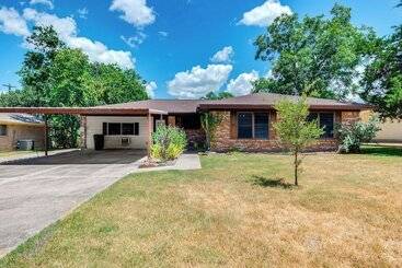2 Mi To Kyle Field: Bryan Home W/ Fenced Yard