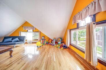 Family Friendly Home: Walk To Lake Erie!