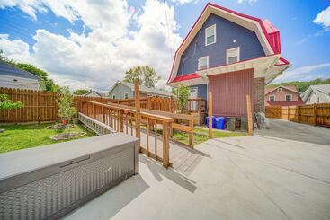 Family Friendly Home: Walk To Lake Erie!