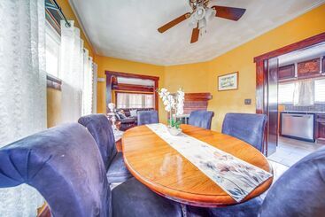 Family Friendly Home: Walk To Lake Erie!