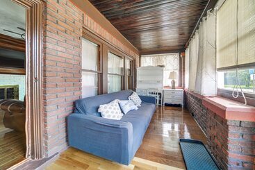 Family Friendly Home: Walk To Lake Erie!