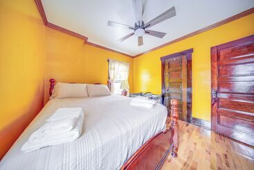 Family Friendly Home: Walk To Lake Erie!