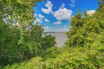 Family Friendly Home: Walk To Lake Erie!