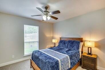 קוטג'' Grand Prairie Group Getaway: Pets Welcome!