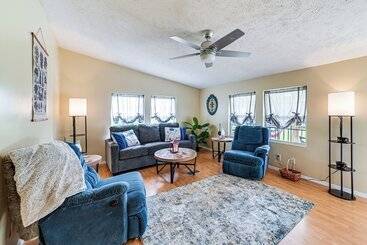 茅舍 Peaceful Mcewen Home W/ Spacious Yard!