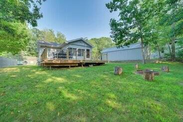 Quiet Family Home W/ Yard < 1 Mi To Houghton Lake!