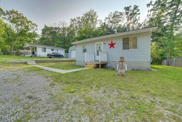 Quiet Family Home W/ Yard < 1 Mi To Houghton Lake!