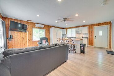 Quiet Family Home W/ Yard < 1 Mi To Houghton Lake!