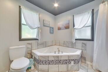 Quiet Family Home W/ Yard < 1 Mi To Houghton Lake!