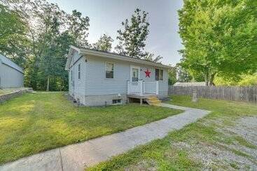 Quiet Family Home W/ Yard < 1 Mi To Houghton Lake!
