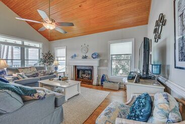 コテージ Riverfront Aurora Home W/ Deck & Private Pier!