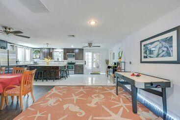 ~ 5 Mi To Beaches: Spacious Tampa Bay Home!