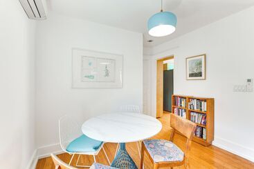 Bright & Mod Bungalow: 2 Mi To Downtown La!