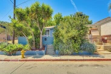 Bright & Mod Bungalow: 2 Mi To Downtown La!