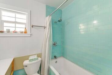 Bright & Mod Bungalow: 2 Mi To Downtown La!