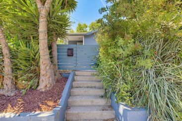 Bright & Mod Bungalow: 2 Mi To Downtown La!