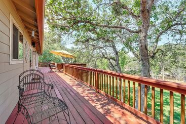 8 Mi To Jacksonville: Oregon Getaway W/ Deck!