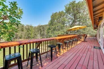 8 Mi To Jacksonville: Oregon Getaway W/ Deck!