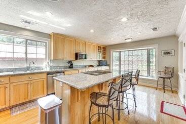 8 Mi To Jacksonville: Oregon Getaway W/ Deck!