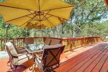8 Mi To Jacksonville: Oregon Getaway W/ Deck!