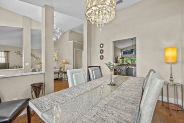 Enchanting House Few Min Away From The Parks 52