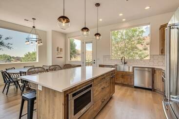 Gorgeous Kanab Home: Canyon Views & Pool Access!